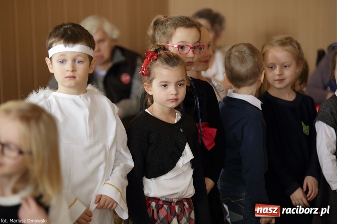 Zdjęcie w galerii na portalu naszraciborz.pl: Najmłodsi uczniowie Szkoły Podstawowej nr 13 przygotowali jasełka dla mieszkańców Domu św. Notburgi wiadomości z regionu