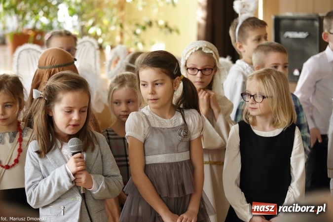 Zdjęcie w galerii na portalu naszraciborz.pl: Najmłodsi uczniowie Szkoły Podstawowej nr 13 przygotowali jasełka dla mieszkańców Domu św. Notburgi wiadomości z regionu