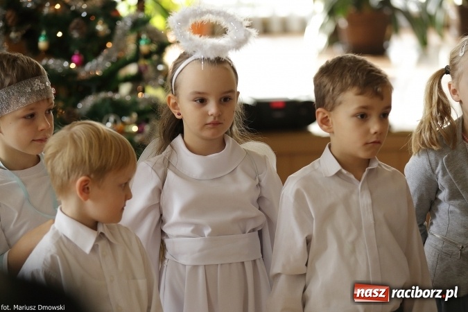 Zdjęcie w galerii na portalu naszraciborz.pl: Najmłodsi uczniowie Szkoły Podstawowej nr 13 przygotowali jasełka dla mieszkańców Domu św. Notburgi wiadomości z regionu