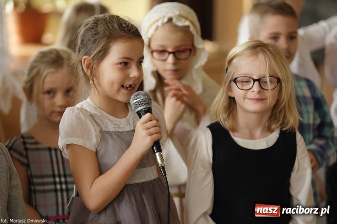 Zdjęcie w galerii na portalu naszraciborz.pl: Najmłodsi uczniowie Szkoły Podstawowej nr 13 przygotowali jasełka dla mieszkańców Domu św. Notburgi wiadomości z regionu