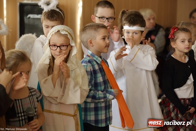 Zdjęcie w galerii na portalu naszraciborz.pl: Najmłodsi uczniowie Szkoły Podstawowej nr 13 przygotowali jasełka dla mieszkańców Domu św. Notburgi wiadomości z regionu