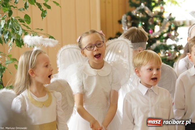 Zdjęcie w galerii na portalu naszraciborz.pl: Najmłodsi uczniowie Szkoły Podstawowej nr 13 przygotowali jasełka dla mieszkańców Domu św. Notburgi wiadomości z regionu