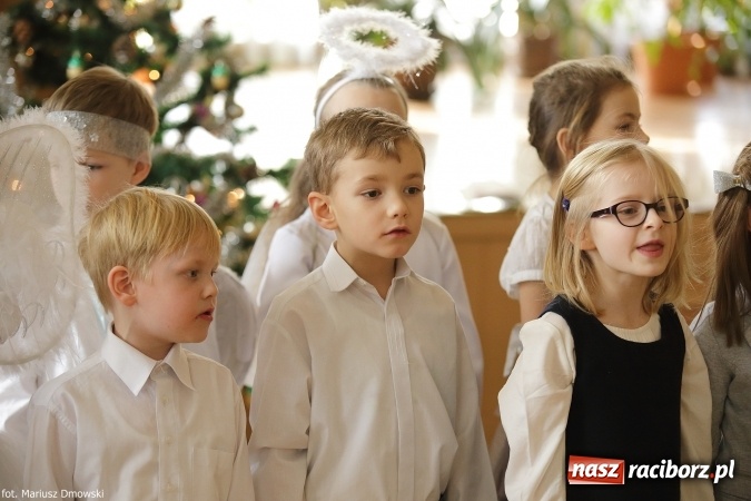Zdjęcie w galerii na portalu naszraciborz.pl: Najmłodsi uczniowie Szkoły Podstawowej nr 13 przygotowali jasełka dla mieszkańców Domu św. Notburgi wiadomości z regionu