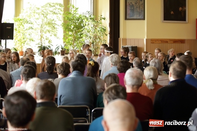Zdjęcie w galerii na portalu naszraciborz.pl: Najmłodsi uczniowie Szkoły Podstawowej nr 13 przygotowali jasełka dla mieszkańców Domu św. Notburgi wiadomości z regionu