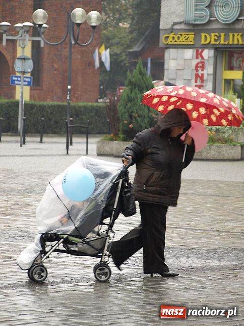 Zdjęcie w galerii na portalu naszraciborz.pl: Jubileusz w strugach deszczu wiadomości z regionu