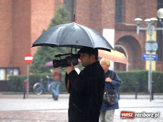 Zdjęcie w galerii na portalu naszraciborz.pl: Jubileusz w strugach deszczu wiadomości z regionu