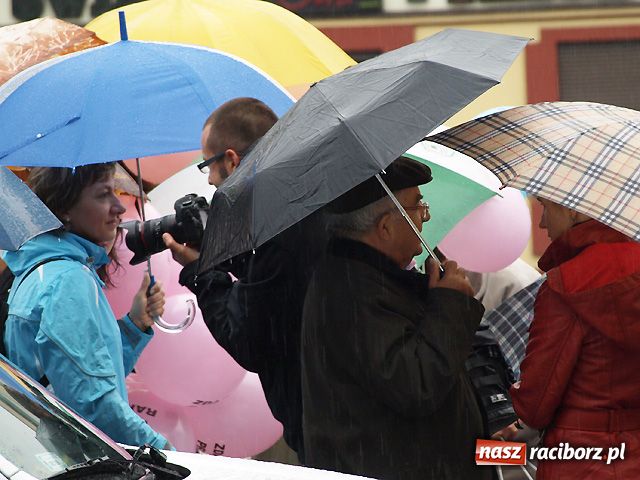 Zdjęcie w galerii na portalu naszraciborz.pl: Jubileusz w strugach deszczu wiadomości z regionu