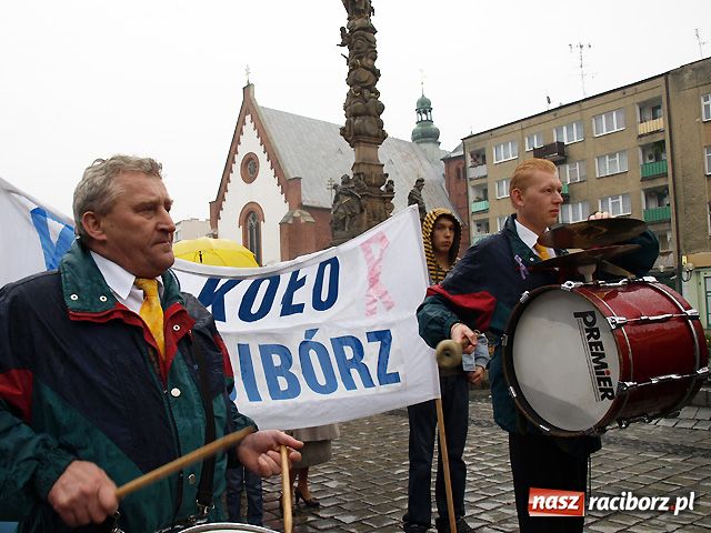 Zdjęcie w galerii na portalu naszraciborz.pl: Jubileusz w strugach deszczu wiadomości z regionu