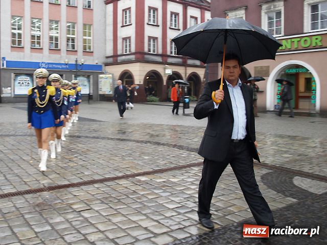 Zdjęcie w galerii na portalu naszraciborz.pl: Jubileusz w strugach deszczu wiadomości z regionu