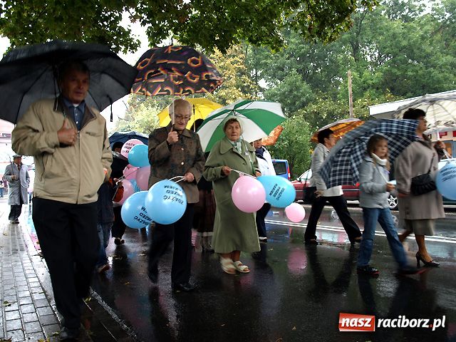Zdjęcie w galerii na portalu naszraciborz.pl: Jubileusz w strugach deszczu wiadomości z regionu