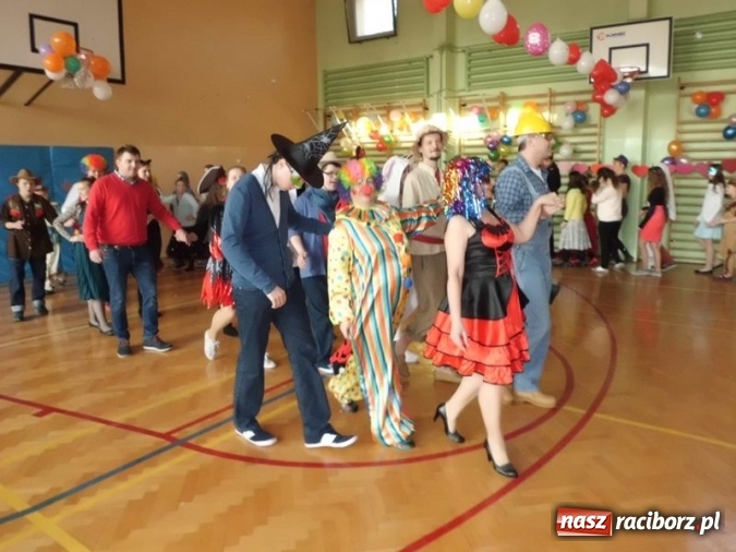 Zdjęcie w galerii na portalu naszraciborz.pl: Integracyjny bal karnawałowy uczniów ZSS nr 10 i Szkoły Podstawowej nr 1 wiadomości z regionu