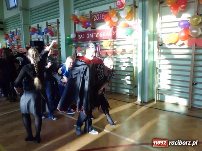 Zdjęcie w galerii na portalu naszraciborz.pl: Integracyjny bal karnawałowy uczniów ZSS nr 10 i Szkoły Podstawowej nr 1 wiadomości z regionu