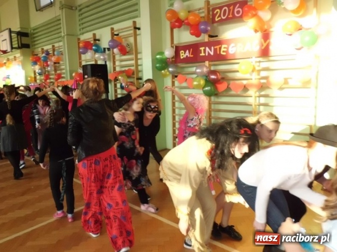 Zdjęcie w galerii na portalu naszraciborz.pl: Integracyjny bal karnawałowy uczniów ZSS nr 10 i Szkoły Podstawowej nr 1 wiadomości z regionu