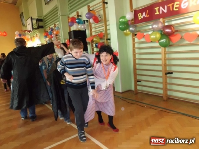 Zdjęcie w galerii na portalu naszraciborz.pl: Integracyjny bal karnawałowy uczniów ZSS nr 10 i Szkoły Podstawowej nr 1 wiadomości z regionu