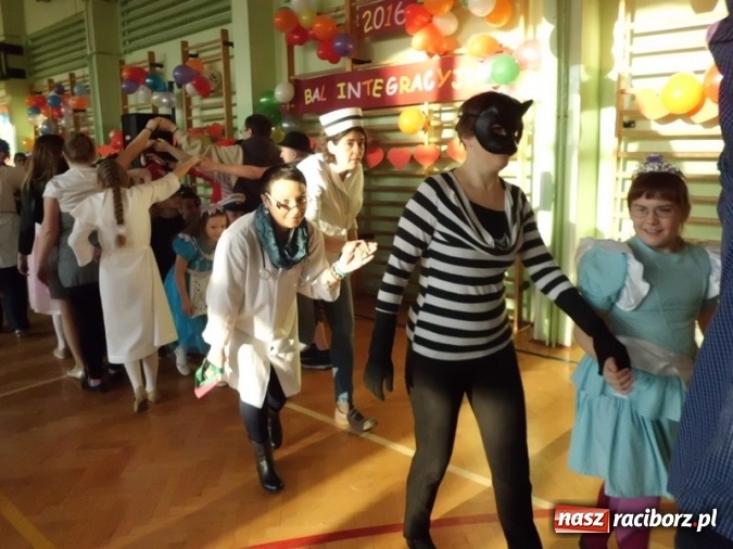Zdjęcie w galerii na portalu naszraciborz.pl: Integracyjny bal karnawałowy uczniów ZSS nr 10 i Szkoły Podstawowej nr 1 wiadomości z regionu