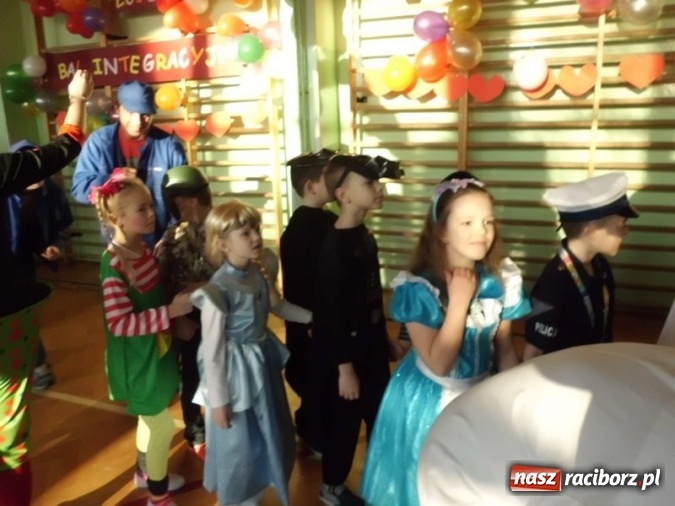 Zdjęcie w galerii na portalu naszraciborz.pl: Integracyjny bal karnawałowy uczniów ZSS nr 10 i Szkoły Podstawowej nr 1 wiadomości z regionu