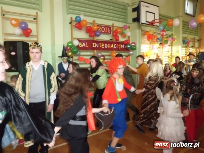 Zdjęcie w galerii na portalu naszraciborz.pl: Integracyjny bal karnawałowy uczniów ZSS nr 10 i Szkoły Podstawowej nr 1 wiadomości z regionu
