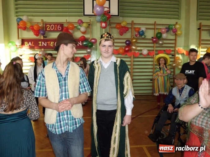Zdjęcie w galerii na portalu naszraciborz.pl: Integracyjny bal karnawałowy uczniów ZSS nr 10 i Szkoły Podstawowej nr 1 wiadomości z regionu