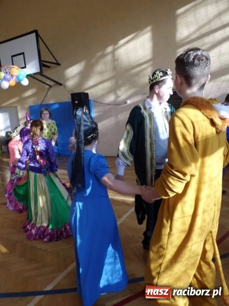 Zdjęcie w galerii na portalu naszraciborz.pl: Integracyjny bal karnawałowy uczniów ZSS nr 10 i Szkoły Podstawowej nr 1 wiadomości z regionu