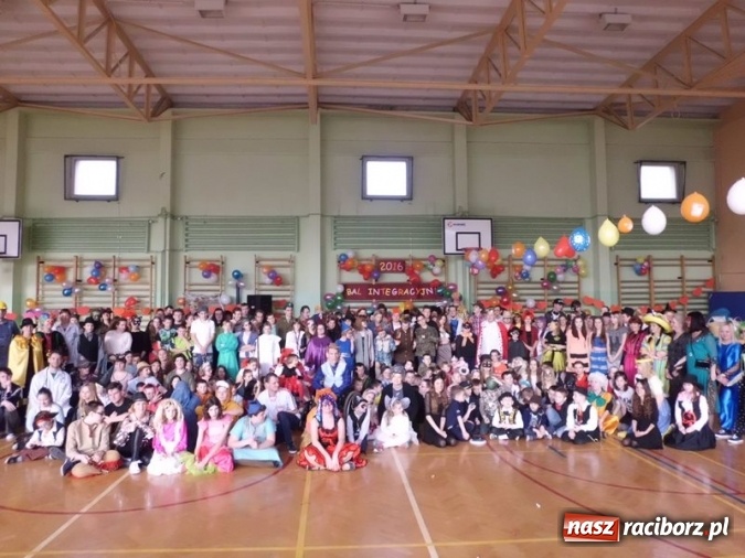 Zdjęcie w galerii na portalu naszraciborz.pl: Integracyjny bal karnawałowy uczniów ZSS nr 10 i Szkoły Podstawowej nr 1 wiadomości z regionu