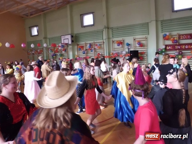 Zdjęcie w galerii na portalu naszraciborz.pl: Integracyjny bal karnawałowy uczniów ZSS nr 10 i Szkoły Podstawowej nr 1 wiadomości z regionu