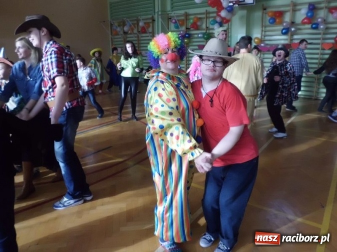 Zdjęcie w galerii na portalu naszraciborz.pl: Integracyjny bal karnawałowy uczniów ZSS nr 10 i Szkoły Podstawowej nr 1 wiadomości z regionu
