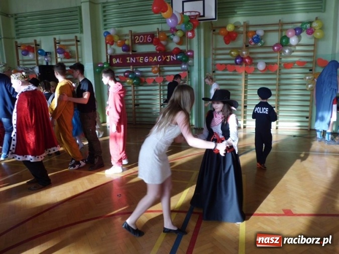 Zdjęcie w galerii na portalu naszraciborz.pl: Integracyjny bal karnawałowy uczniów ZSS nr 10 i Szkoły Podstawowej nr 1 wiadomości z regionu