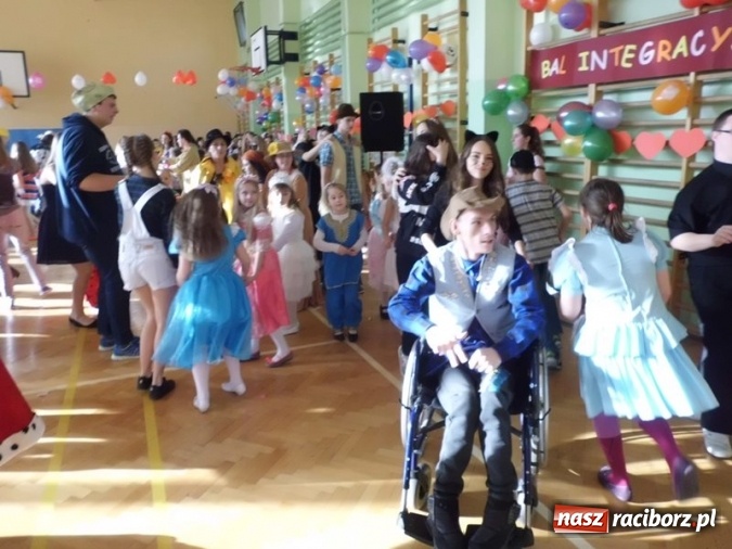 Zdjęcie w galerii na portalu naszraciborz.pl: Integracyjny bal karnawałowy uczniów ZSS nr 10 i Szkoły Podstawowej nr 1 wiadomości z regionu