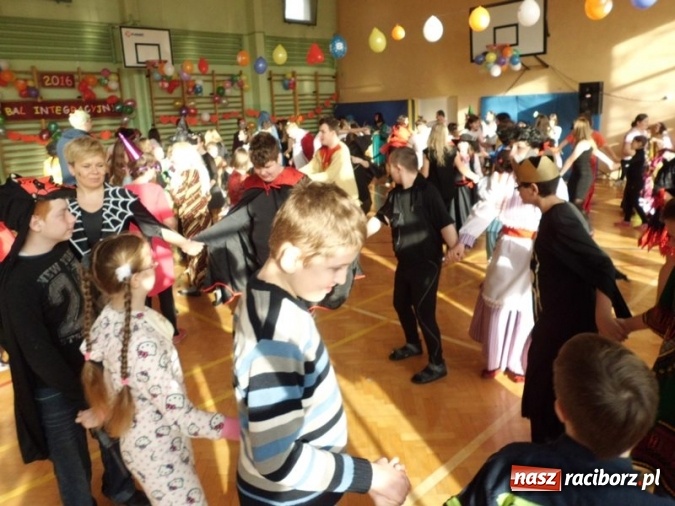 Zdjęcie w galerii na portalu naszraciborz.pl: Integracyjny bal karnawałowy uczniów ZSS nr 10 i Szkoły Podstawowej nr 1 wiadomości z regionu