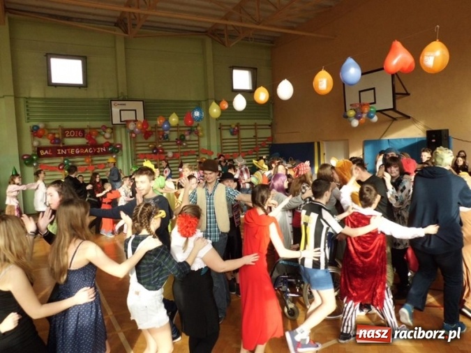 Zdjęcie w galerii na portalu naszraciborz.pl: Integracyjny bal karnawałowy uczniów ZSS nr 10 i Szkoły Podstawowej nr 1 wiadomości z regionu