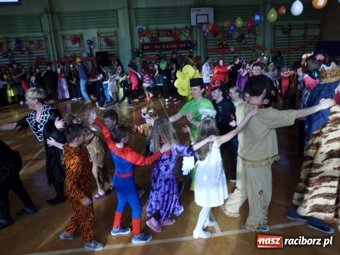 Zdjęcie w galerii na portalu naszraciborz.pl: Integracyjny bal karnawałowy uczniów ZSS nr 10 i Szkoły Podstawowej nr 1 wiadomości z regionu