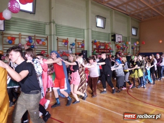 Zdjęcie w galerii na portalu naszraciborz.pl: Integracyjny bal karnawałowy uczniów ZSS nr 10 i Szkoły Podstawowej nr 1 wiadomości z regionu