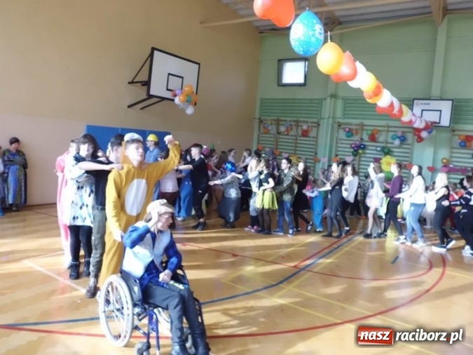 Zdjęcie w galerii na portalu naszraciborz.pl: Integracyjny bal karnawałowy uczniów ZSS nr 10 i Szkoły Podstawowej nr 1 wiadomości z regionu