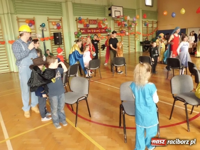 Zdjęcie w galerii na portalu naszraciborz.pl: Integracyjny bal karnawałowy uczniów ZSS nr 10 i Szkoły Podstawowej nr 1 wiadomości z regionu