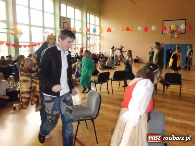 Zdjęcie w galerii na portalu naszraciborz.pl: Integracyjny bal karnawałowy uczniów ZSS nr 10 i Szkoły Podstawowej nr 1 wiadomości z regionu