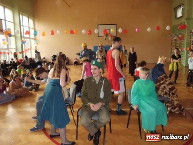 Zdjęcie w galerii na portalu naszraciborz.pl: Integracyjny bal karnawałowy uczniów ZSS nr 10 i Szkoły Podstawowej nr 1 wiadomości z regionu