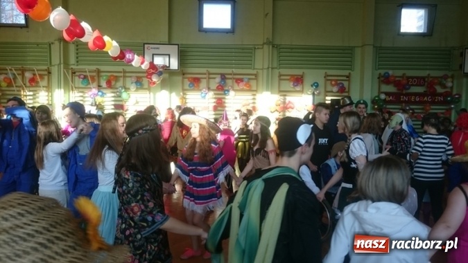 Zdjęcie w galerii na portalu naszraciborz.pl: Integracyjny bal karnawałowy uczniów ZSS nr 10 i Szkoły Podstawowej nr 1 wiadomości z regionu
