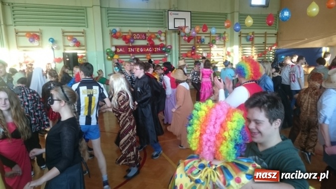 Zdjęcie w galerii na portalu naszraciborz.pl: Integracyjny bal karnawałowy uczniów ZSS nr 10 i Szkoły Podstawowej nr 1 wiadomości z regionu