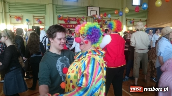 Zdjęcie w galerii na portalu naszraciborz.pl: Integracyjny bal karnawałowy uczniów ZSS nr 10 i Szkoły Podstawowej nr 1 wiadomości z regionu