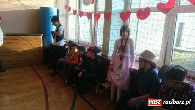 Zdjęcie w galerii na portalu naszraciborz.pl: Integracyjny bal karnawałowy uczniów ZSS nr 10 i Szkoły Podstawowej nr 1 wiadomości z regionu