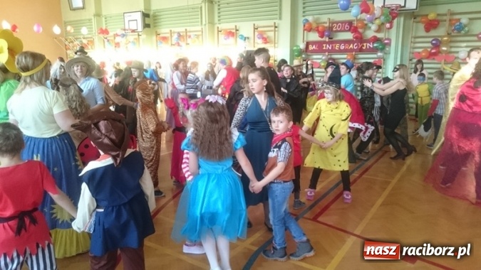 Zdjęcie w galerii na portalu naszraciborz.pl: Integracyjny bal karnawałowy uczniów ZSS nr 10 i Szkoły Podstawowej nr 1 wiadomości z regionu