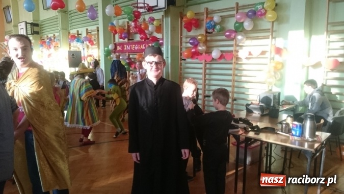 Zdjęcie w galerii na portalu naszraciborz.pl: Integracyjny bal karnawałowy uczniów ZSS nr 10 i Szkoły Podstawowej nr 1 wiadomości z regionu