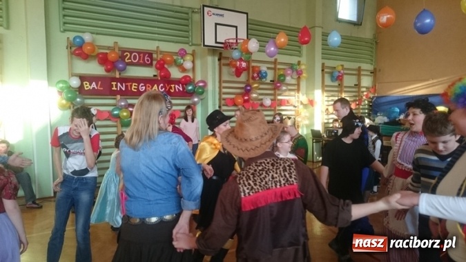 Zdjęcie w galerii na portalu naszraciborz.pl: Integracyjny bal karnawałowy uczniów ZSS nr 10 i Szkoły Podstawowej nr 1 wiadomości z regionu