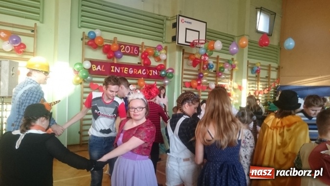 Zdjęcie w galerii na portalu naszraciborz.pl: Integracyjny bal karnawałowy uczniów ZSS nr 10 i Szkoły Podstawowej nr 1 wiadomości z regionu