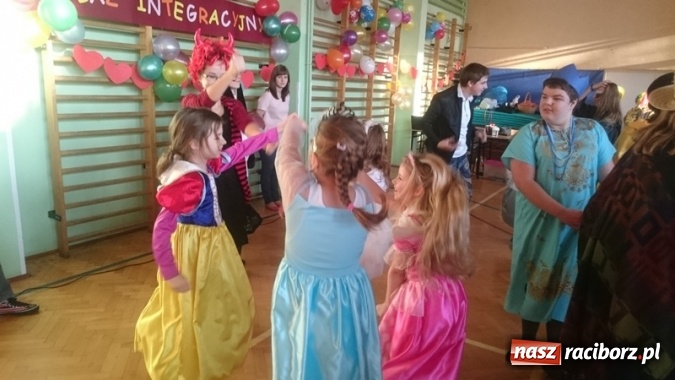 Zdjęcie w galerii na portalu naszraciborz.pl: Integracyjny bal karnawałowy uczniów ZSS nr 10 i Szkoły Podstawowej nr 1 wiadomości z regionu