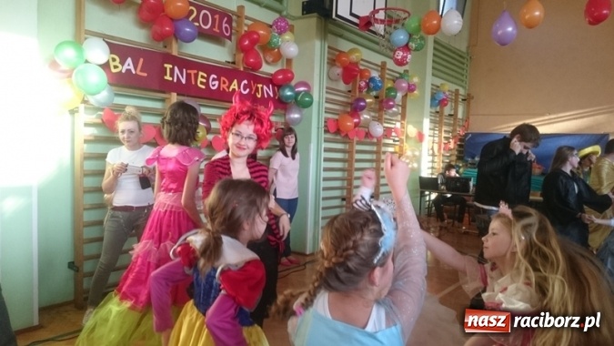 Zdjęcie w galerii na portalu naszraciborz.pl: Integracyjny bal karnawałowy uczniów ZSS nr 10 i Szkoły Podstawowej nr 1 wiadomości z regionu