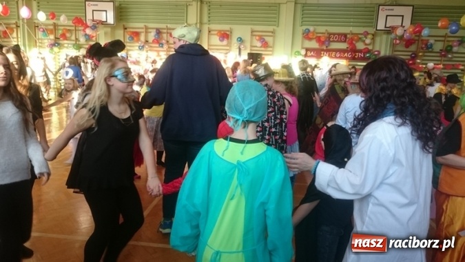 Zdjęcie w galerii na portalu naszraciborz.pl: Integracyjny bal karnawałowy uczniów ZSS nr 10 i Szkoły Podstawowej nr 1 wiadomości z regionu