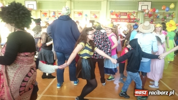 Zdjęcie w galerii na portalu naszraciborz.pl: Integracyjny bal karnawałowy uczniów ZSS nr 10 i Szkoły Podstawowej nr 1 wiadomości z regionu