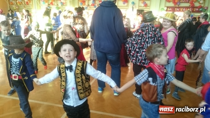 Zdjęcie w galerii na portalu naszraciborz.pl: Integracyjny bal karnawałowy uczniów ZSS nr 10 i Szkoły Podstawowej nr 1 wiadomości z regionu
