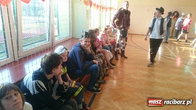 Zdjęcie w galerii na portalu naszraciborz.pl: Integracyjny bal karnawałowy uczniów ZSS nr 10 i Szkoły Podstawowej nr 1 wiadomości z regionu